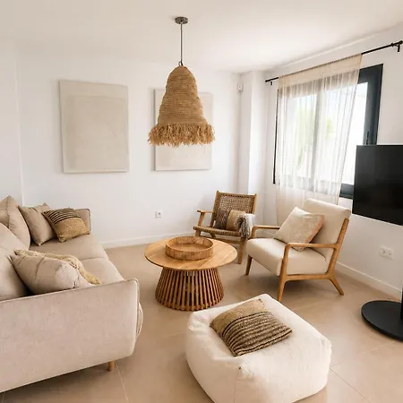 3 Bedroom Townhouse With Private Pool *