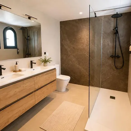 3 Bedroom Townhouse With Private Pool *